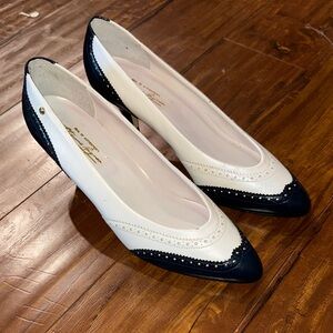 Vintage Etienne Aigner cap toe leather pumps shoes heels white/navy 10N